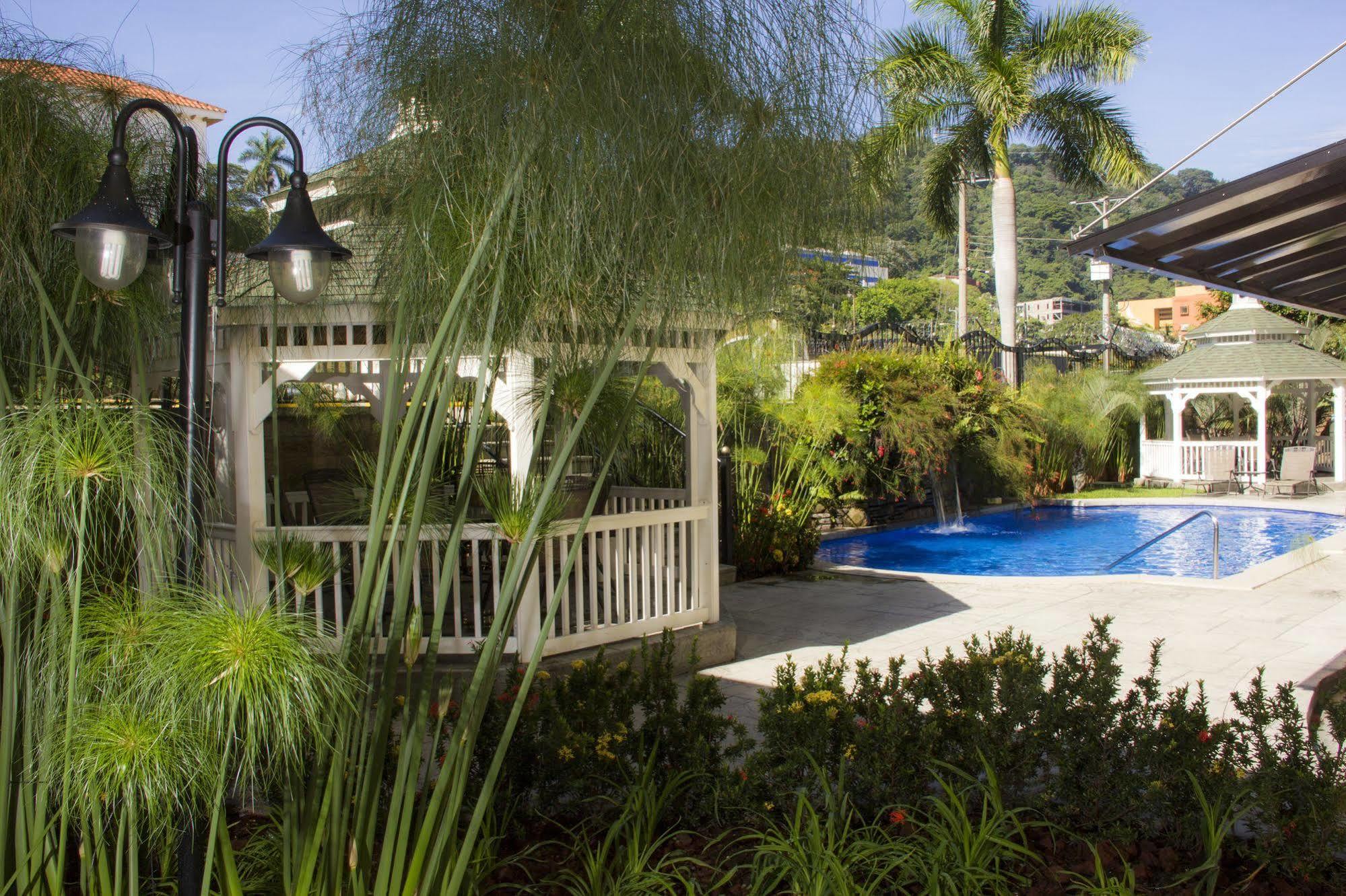 Beverly Hills: Hotel And Business Nuevo Cuscatlan Extérieur photo